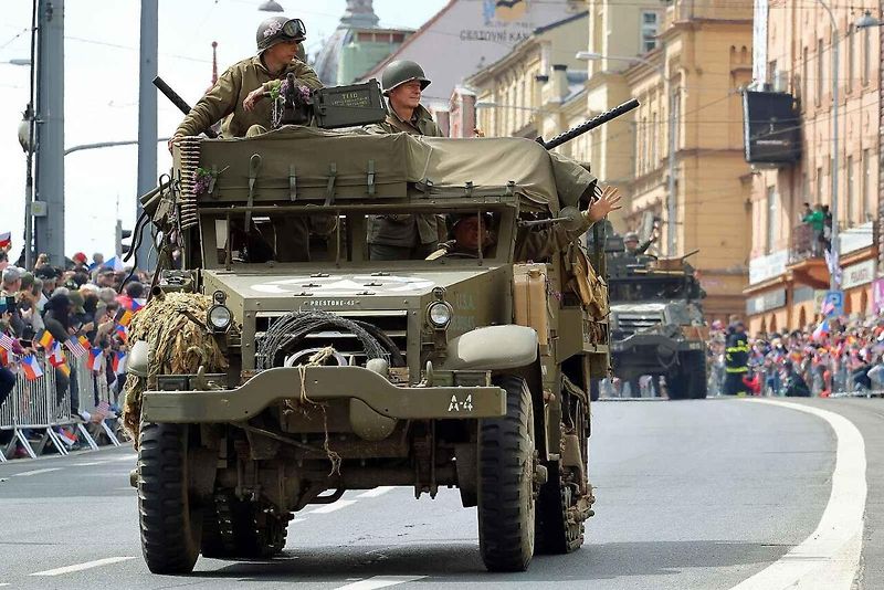 Plzní projel Konvoj svobody. Stovky kusů historické vojenské techniky v neděli projely z Bor do centra města. Ulice lemovaly tisíce diváků.