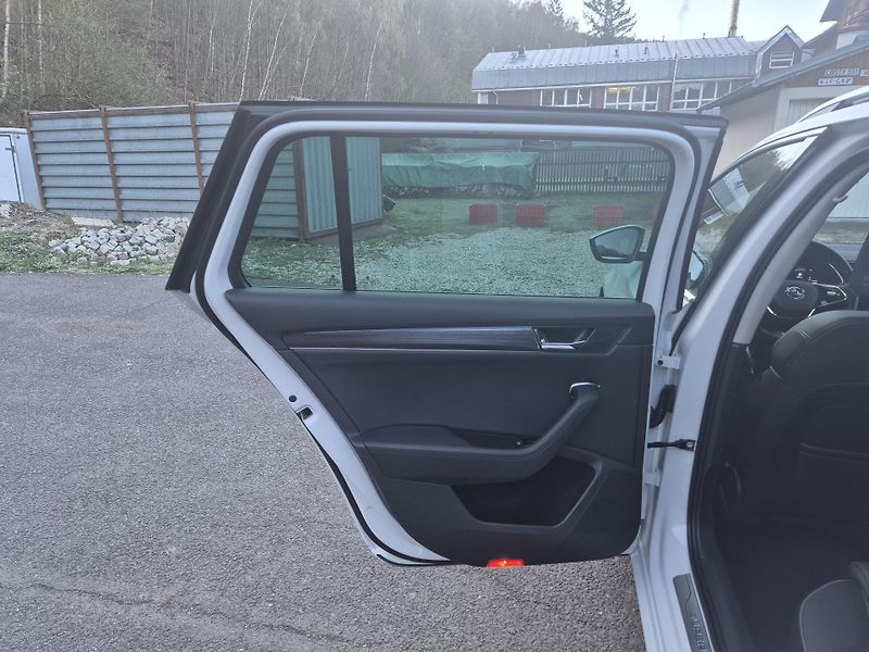 Škoda Superb Combi 2,0TDi DSG 110kw 17ALU - fotka 33 z 44