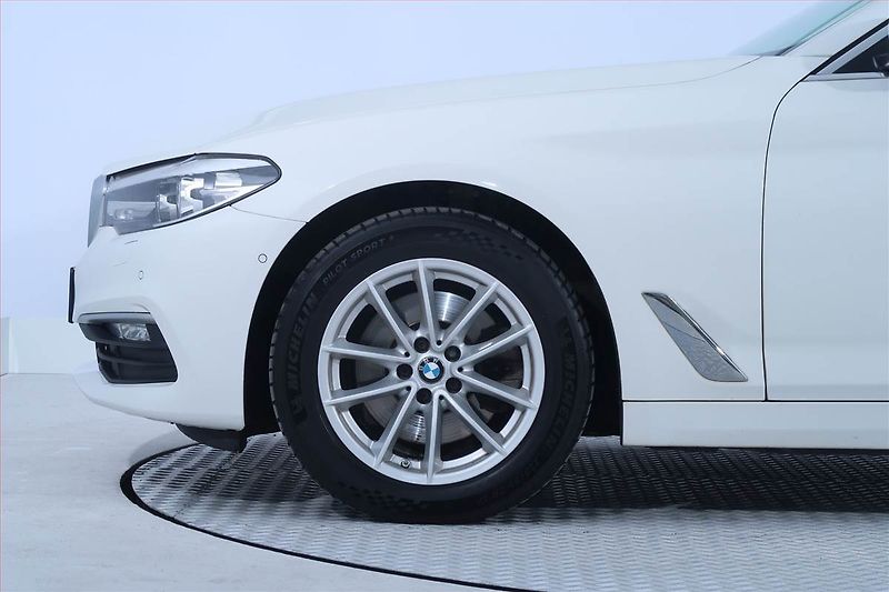 BMW Řada 5 (2018) 520d xDrive, 4X4, Automat - fotka 15 z 25