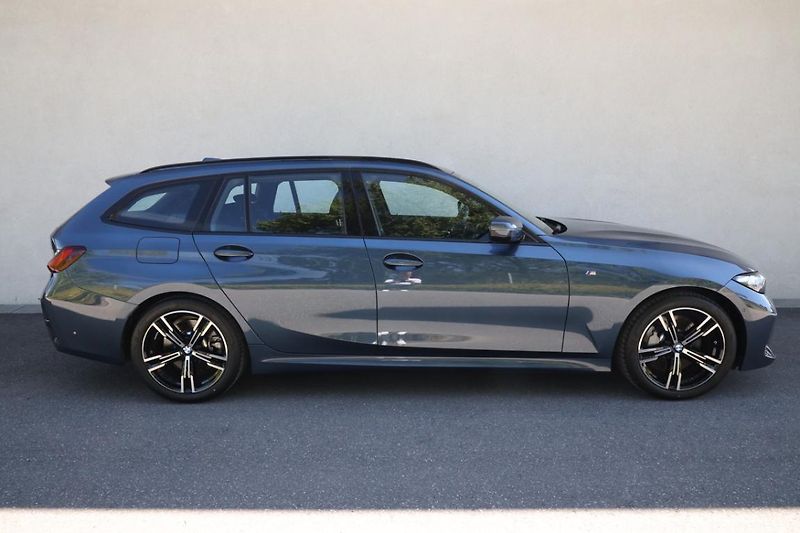 BMW Řada 3 330i xDrive Touring - fotka 4 z 22