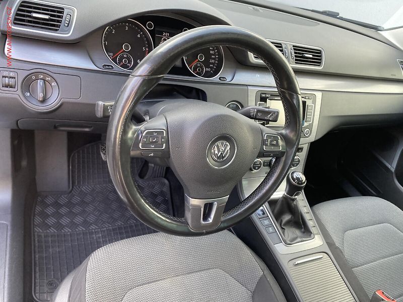 Volkswagen Passat (2013) 2.0 TDi, Comfortline - fotka 13 z 17