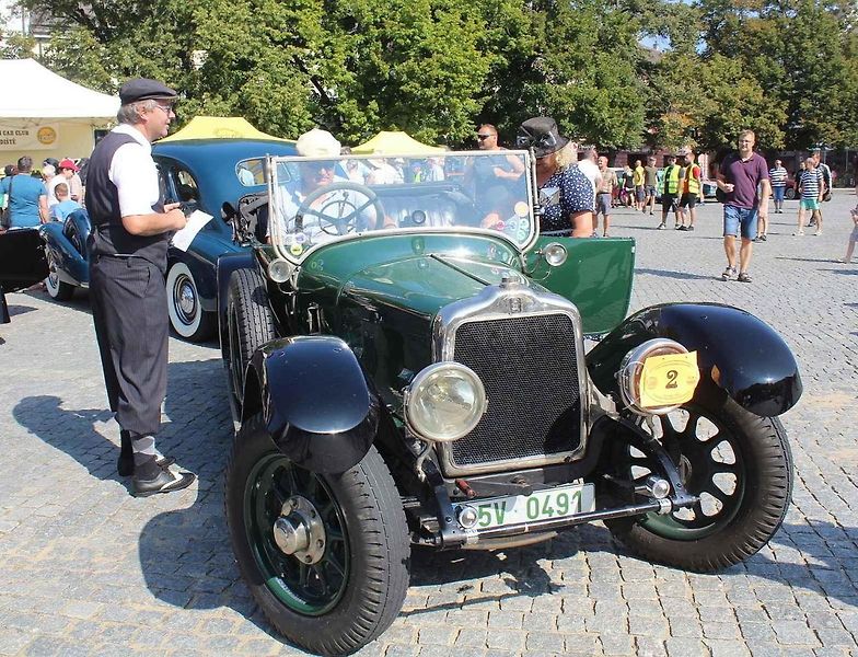 Spanilá jízda historických skvostů startovala ze zaplněného náměstí v Uherském Hradišti