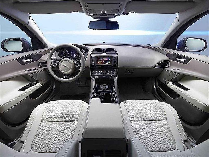 Jaguar XE.