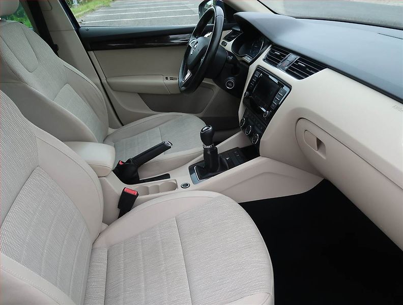 Škoda Octavia (2016) 2.0 TDI, Navi, Xenony - fotka 9 z 15