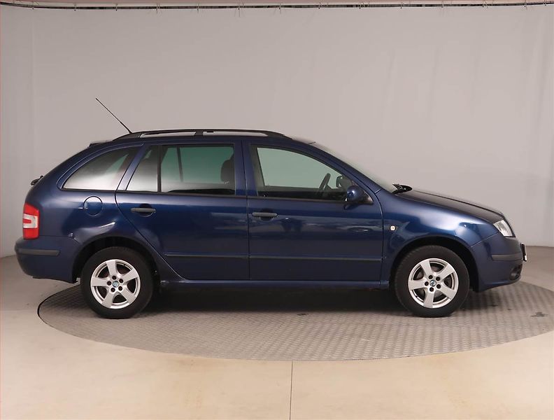 Škoda Fabia (2006) Ambiente 1.4 16V, rezervace - fotka 6 z 16
