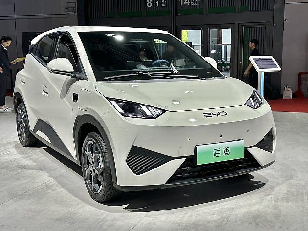 Model vozu BYD Seagull, pro evropský trh jako Dolphin Surf, po faceliftu pro rok 2025. Automobilka ohlásila jeho výraznou slevu., zdroj: Wikimedia Commons, JustAnotherCarDesigner, CC0