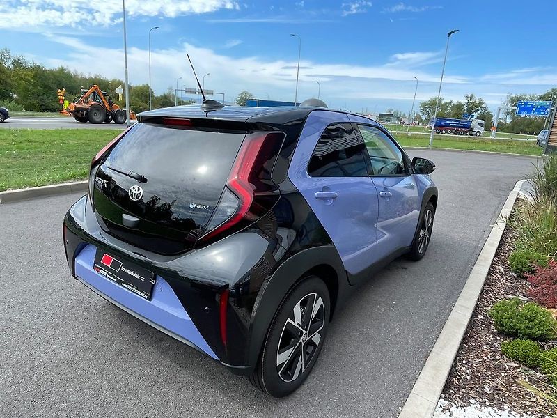 Toyota Aygo 1.5 Hybrid automat Style Smart - fotka 13 z 27