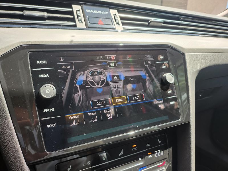 Volkswagen Passat 2.0TDI 110kw DSG Variant - fotka 18 z 26