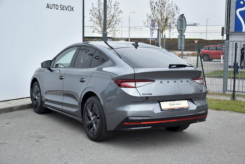 Škoda Enyaq (2023) RS 80 220 kW 4x4 - fotka 12 z 35