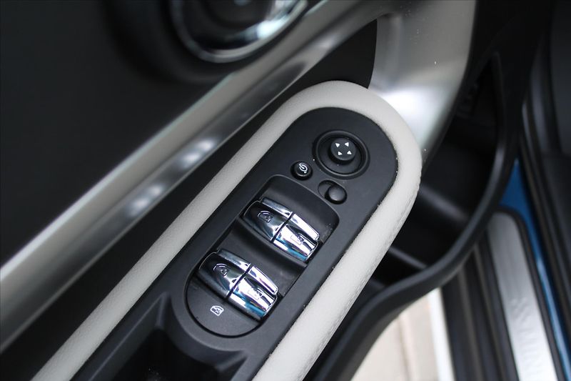 Mini Countryman 2.0i 131kW ALL4 SERVIS KN. ČR - fotka 27 z 28