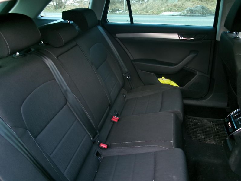 Škoda Superb 2.0 TDI NAVI AUTOKLIMA  - fotka 13 z 35
