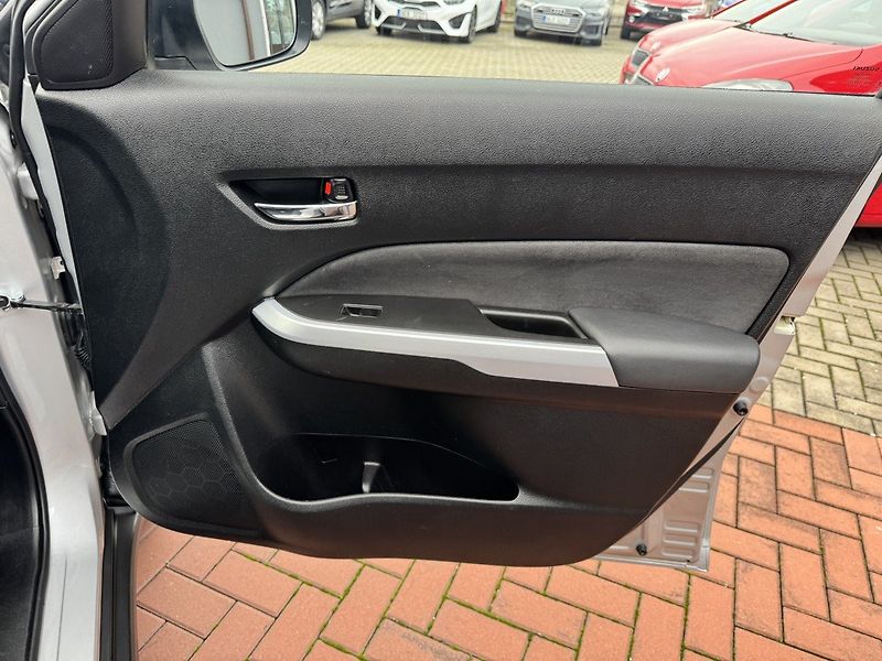Suzuki Vitara (2017) 1.6i VVT LED Allgrip Kamera - fotka 19 z 50