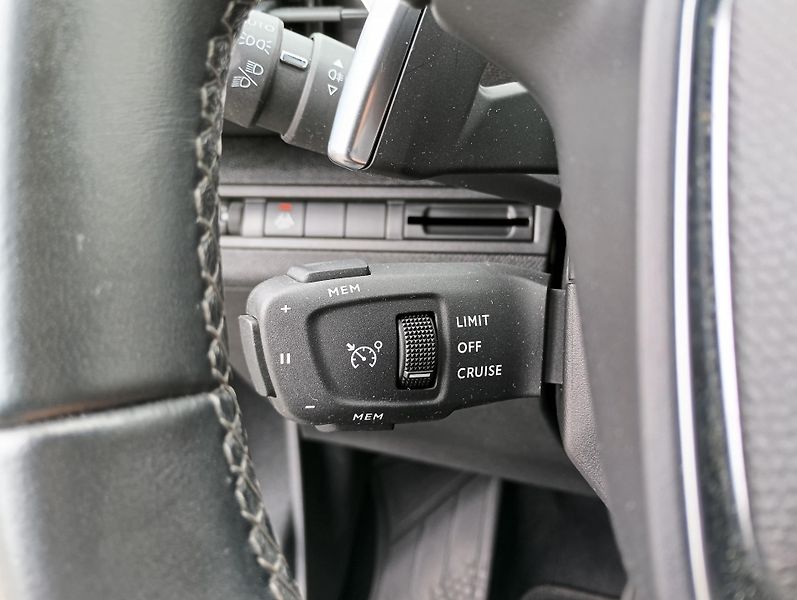 Peugeot 5008 (2021) ALLURE PACK PureTech 130 EAT8 - fotka 17 z 24