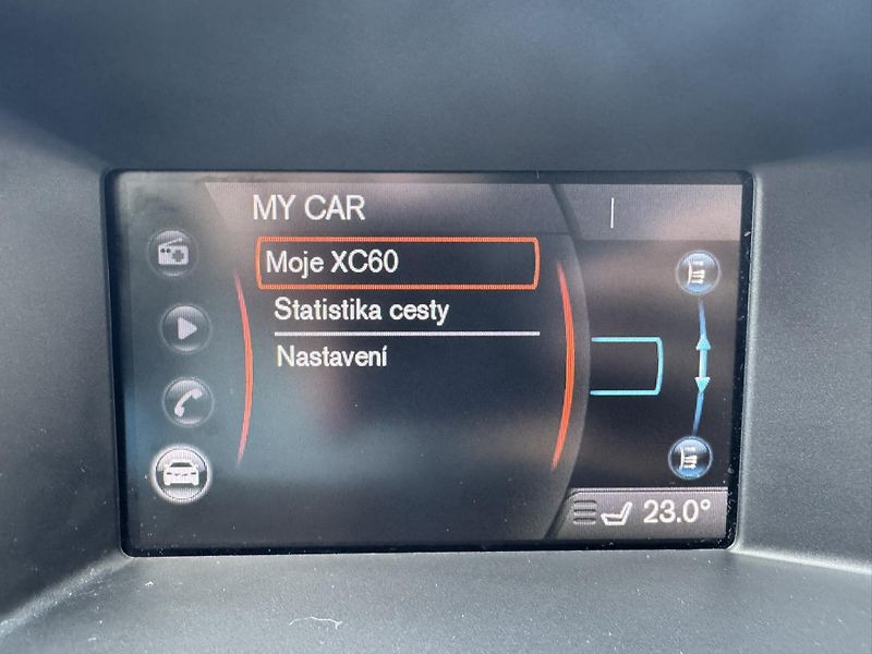 Volvo XC60 D4 AWD MOMENTUM - fotka 32 z 43