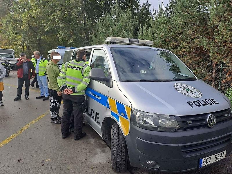 Do jihočeského měření emisí a kontrol u hotelu Sloup na silnici I/3 (bývalá E55) se zapojili policisté krajské dopravní policie, z dálničního oddělení Borek a táborští dopraváci. Vozidla se řidiči naváděli také z blízké dálnice D3.