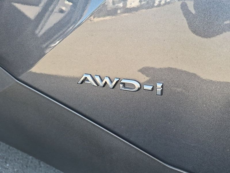 Toyota C-HR (2025) 2.0 HEV AWD Executive - fotka 28 z 29