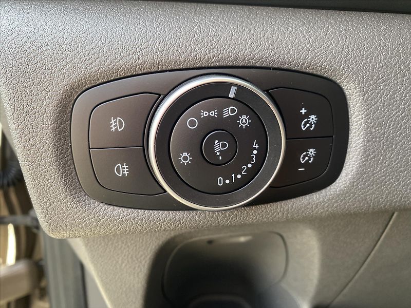 Ford Tourneo Custom 2,0 EcoBlue 125kW 8 Míst L2 - fotka 13 z 25