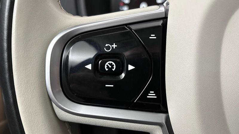 Volvo XC90 2.0 B5 AUT AWD Inscription - fotka 14 z 33