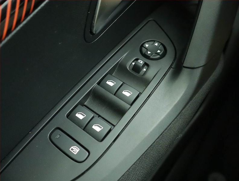 Peugeot 2008 (2022) Active 1.2 PureTech - fotka 14 z 15