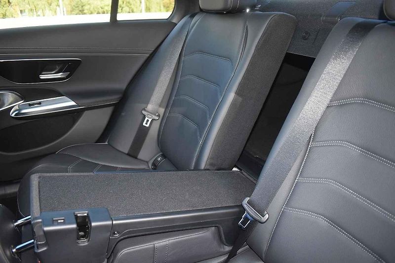 Nový Mercedes-E je současně důstojný i naprosto moderní