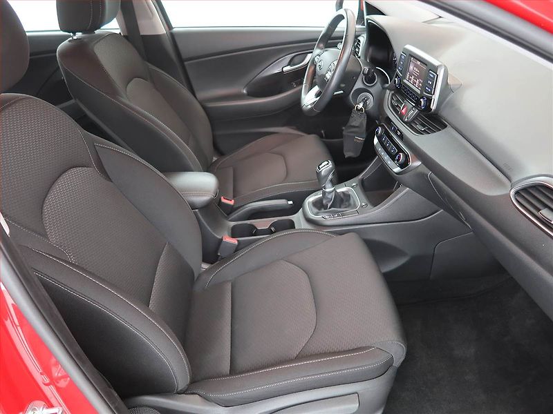 Hyundai i30 (2018) 1.4 T-GDI, ČR,1.maj - fotka 9 z 19