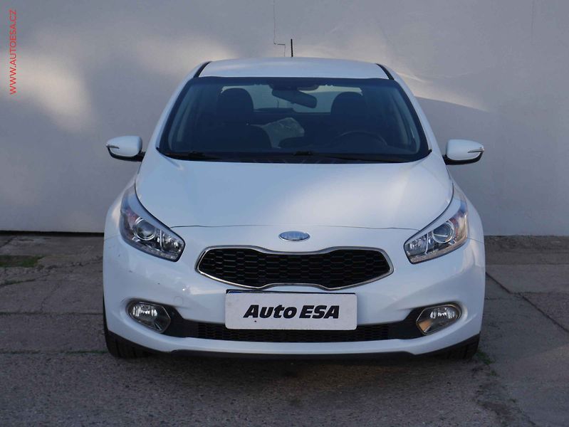 Kia Ceed (2012) 1.4CVVT, 2.maj,ČR, P.čidla - fotka 2 z 15