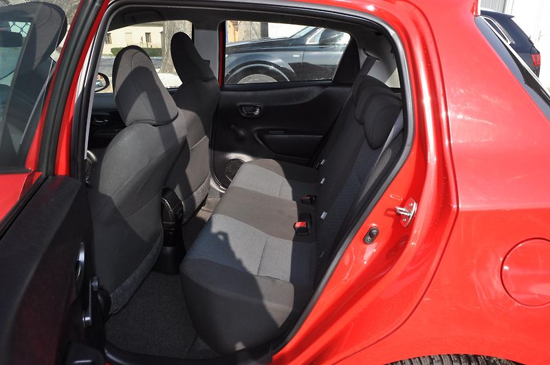 Toyota Yaris 1.33VVT-i 73kW - fotka 7 z 16
