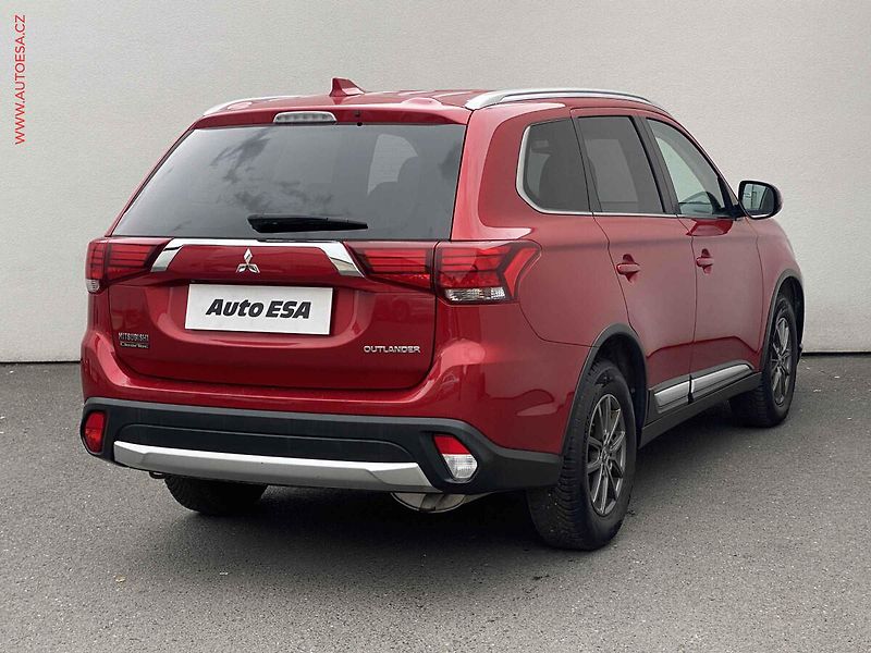 Mitsubishi Outlander (2017) 2.0 2WD, Invite, kamera, +ALU - fotka 4 z 17