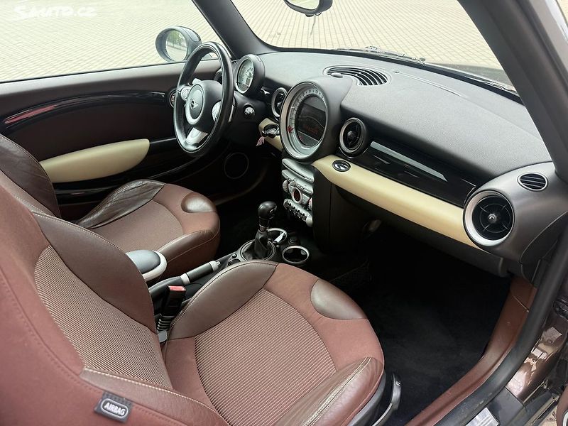 Mini Clubman (2008) 1.6D, 80kw Automat - fotka 9 z 22