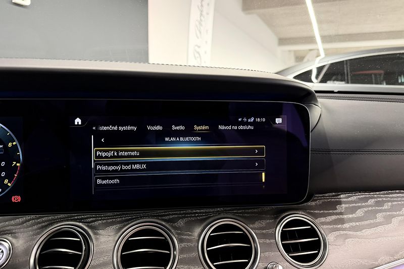 Mercedes-Benz Třídy E (2021) E 63s AMG 4Matic+ V8 Biturbo - fotka 117 z 124