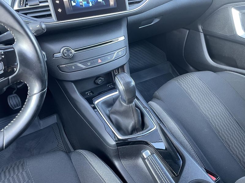 Peugeot 308 STYLE SW 1.2 PT 81 kW - fotka 21 z 27