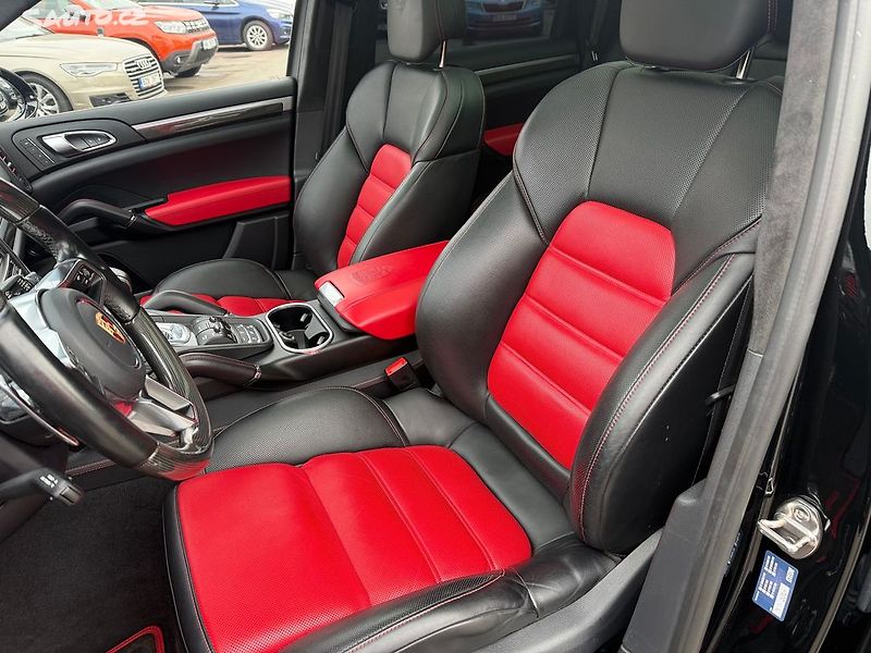 Porsche Cayenne Turbo S - fotka 22 z 44