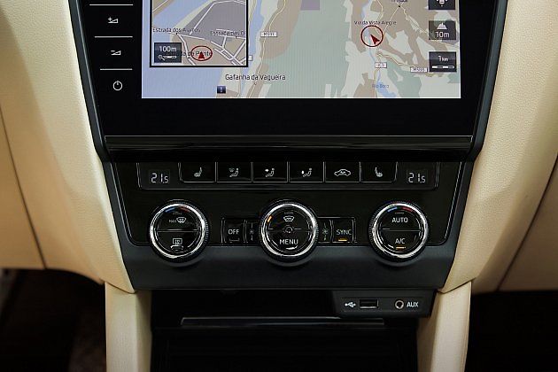 Panel klimatizace u některých starších vozů Škoda a dalších aut z koncernu Volkswagen může skrývat víc funkcí, než řidič čeká. U vybraných verzí systému Climatronic lze kombinací tlačítek vyvolat servisní menu s údaji z čidel nebo diagnostiky., zdroj: Se svolením Škoda.