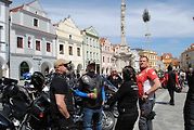 Třeboňské Masarykovo náměstí bylo motorkami doslova našlapané. Stovkám strojů požehnal tamní kaplan Jiří Kalaš.