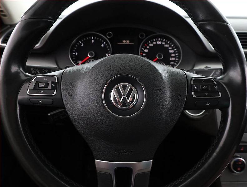 Volkswagen Passat (2014) 2.0 TDI, Navi, Tempomat - fotka 8 z 18