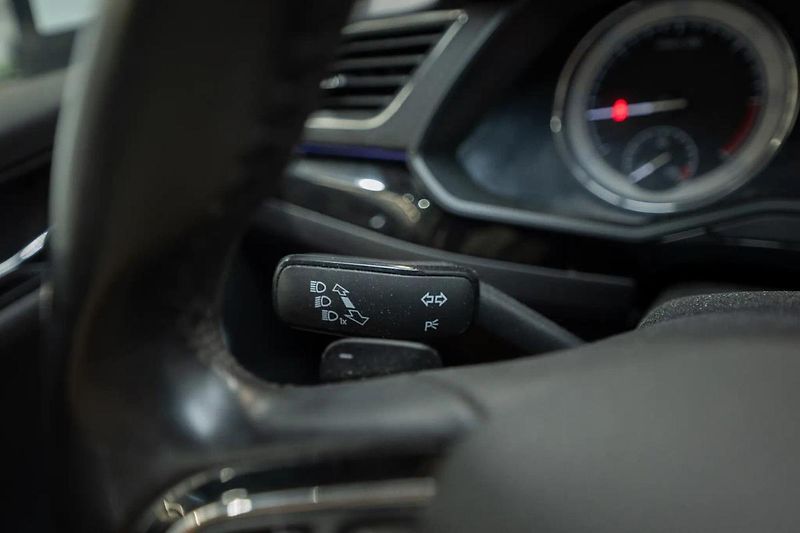 Škoda Superb 2.0 TDI 110 kW L&K - fotka 20 z 36