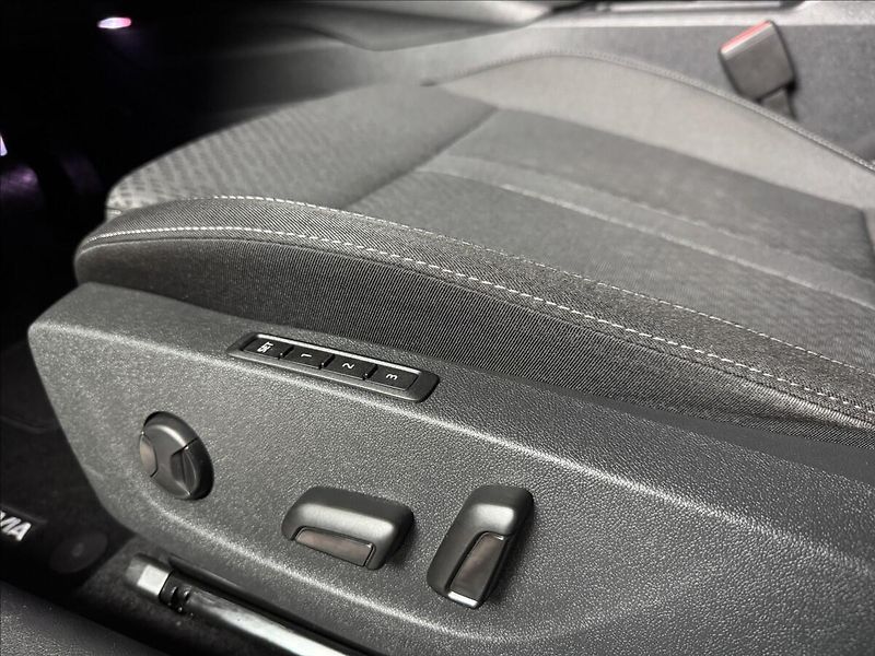 Škoda Octavia 2,0 TDi  DSG Tour Virtual LED - fotka 20 z 45