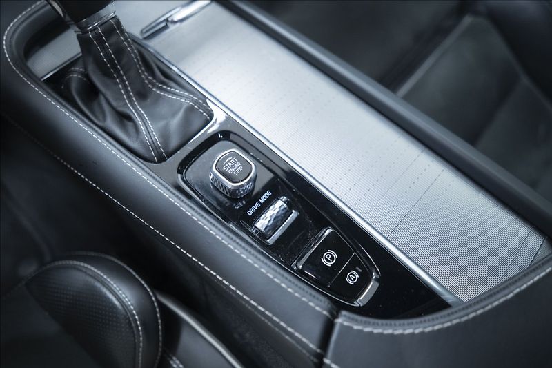 Volvo S90 2,0 D4 NAVI KAMERA 4x VÝHŘEV - fotka 25 z 42
