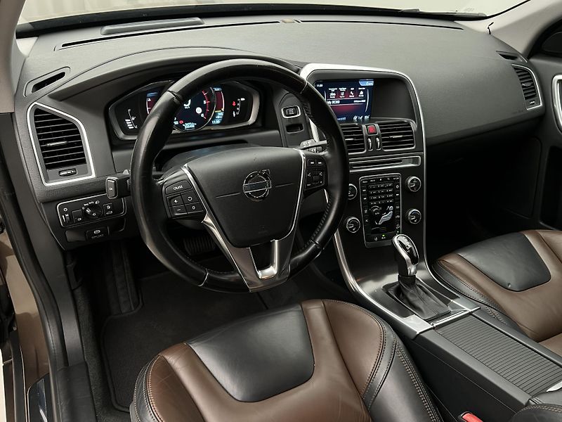 Volvo XC60 D5 AWD SUMMUM AUT CZ - fotka 4 z 38