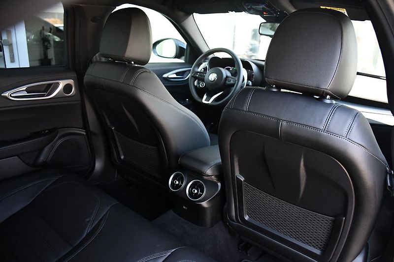 Alfa Romeo Giulia 2,0 VELOCE 16V 206kW AT8-Q4 - fotka 15 z 54