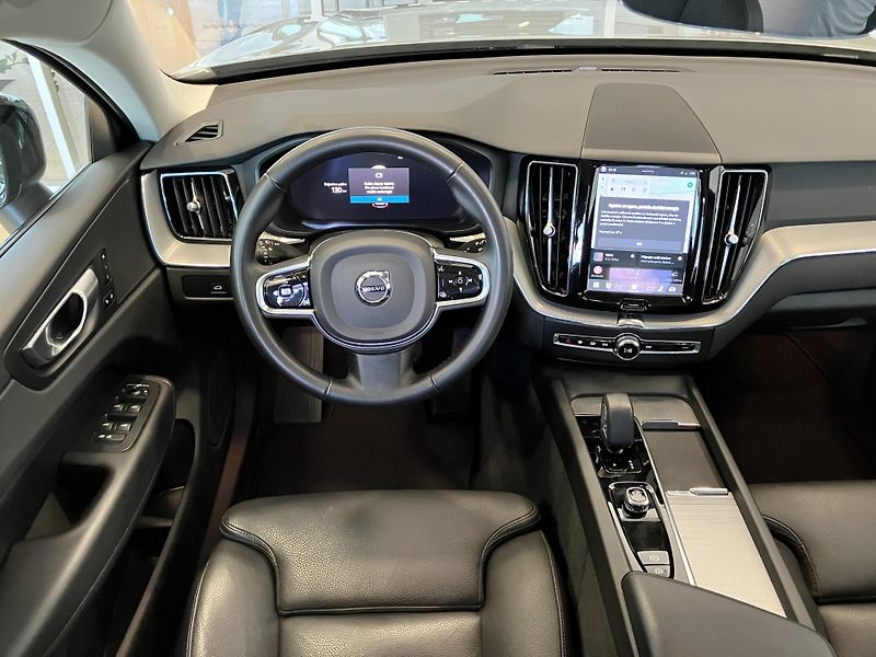 Volvo XC60 B4 AWD PLUS DARK AT8, ČR - fotka 14 z 41
