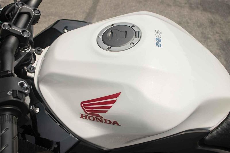 Na pohled velká motorka bude ergonomicky příjemná i pro holky a menší jezdce.