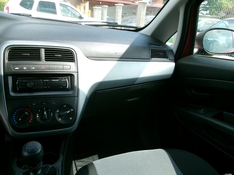 Fiat Punto (2010) 1,2i ČR 2xAIBAG ABS - fotka 11 z 24