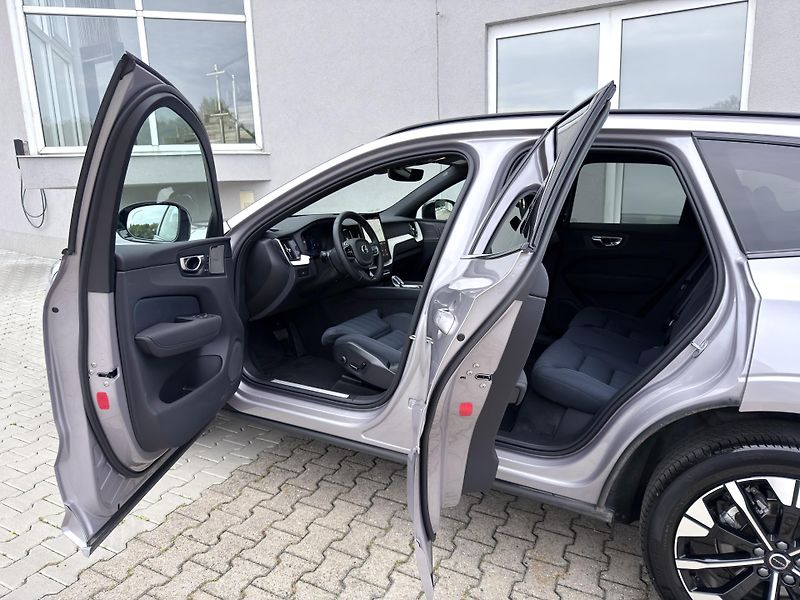 Volvo XC60 B5 AWD PLUS DARK // REZERVACE - fotka 10 z 49