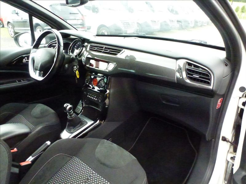 Citroën DS3 1,6 16V VTi THP SportChic - fotka 24 z 51