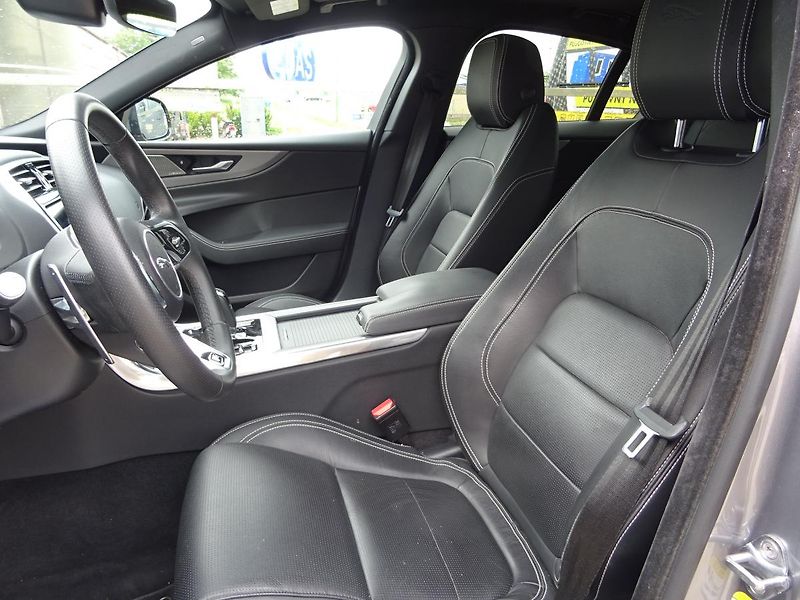 Jaguar XE D180 R - Dynamic SE - fotka 17 z 47