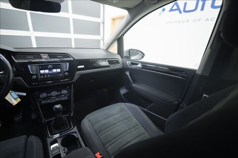 Volkswagen Touran 2,0 TDI MASÁŽ KAMERA VÝHŘEV ČR - fotka 15 z 39