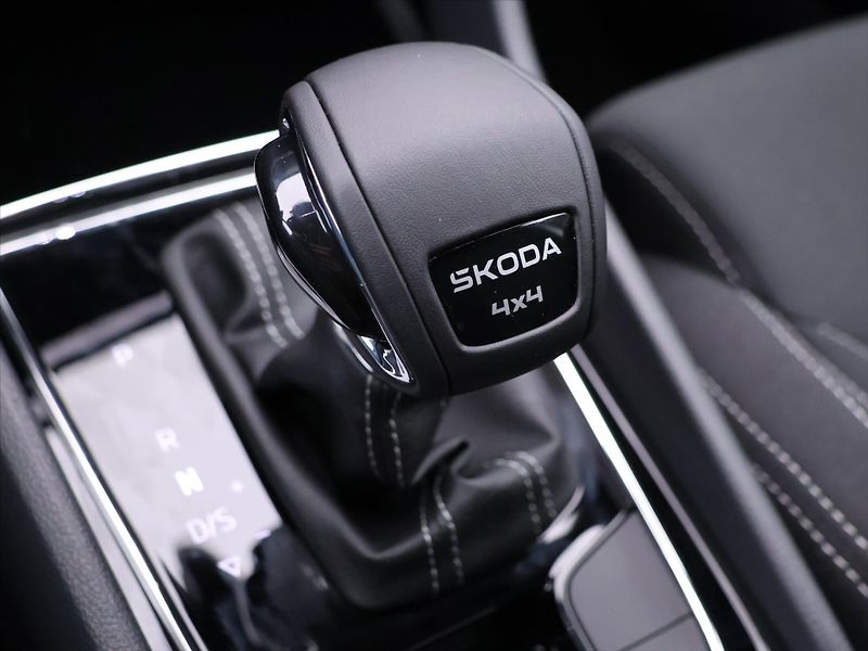 Škoda Karoq 2,0 TDI Sportline 4x4 DSG 1.ma - fotka 37 z 47