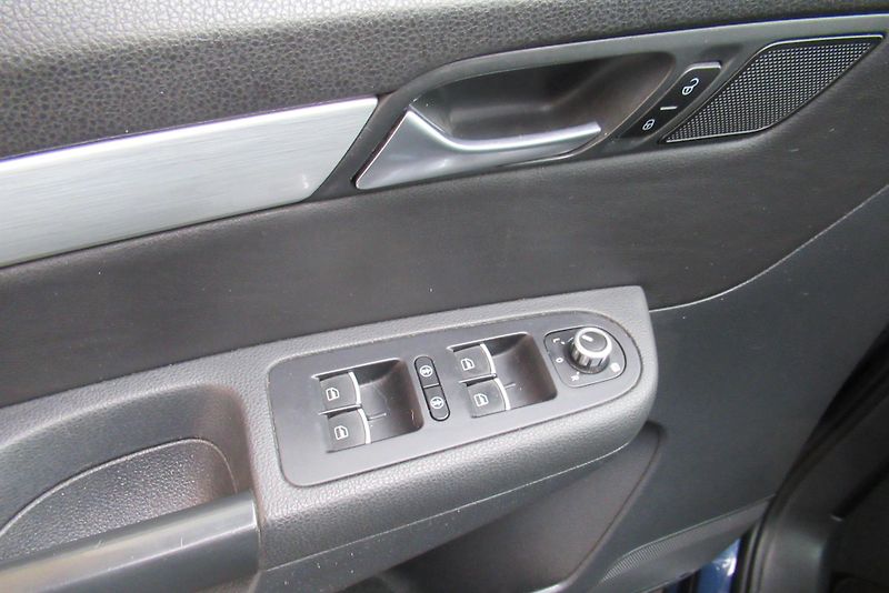 Volkswagen Sharan 2.0 TDi 4x4 TAŽNÉ NA 2,4t - fotka 21 z 34