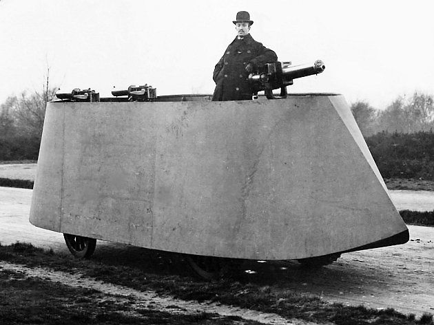 Historicky první obrněný automobil s označením Motor War Car sestrojil Angličan F. R. Simms. Představil jej v roce 1902., zdroj: Wikimedia Commons, Anonymous, volné dílo
